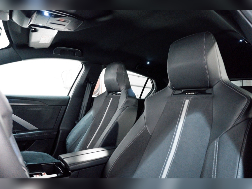 Opel Astra PHEV 1.6T 225CV PLUGIN HYBRID GSE AT foto 9