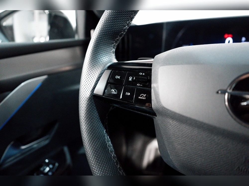 Opel Astra PHEV 1.6T 225CV PLUGIN HYBRID GSE AT foto 10