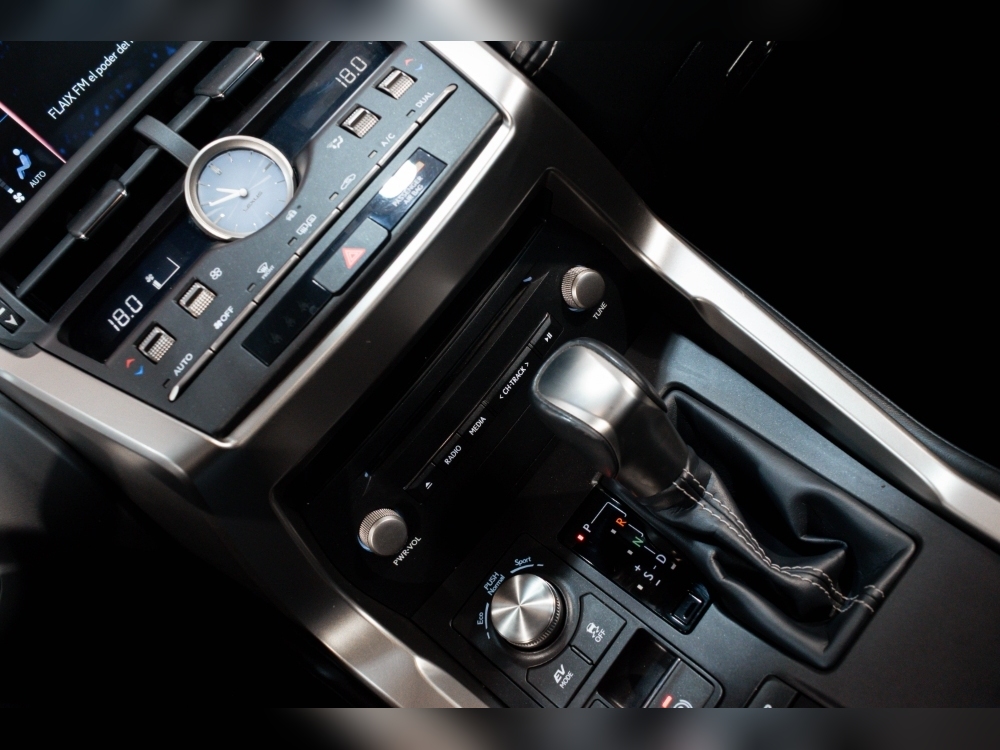 Lexus NX 300 h foto 19